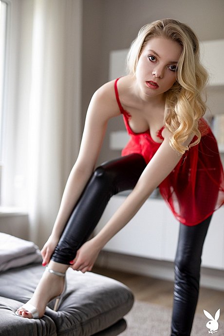 Glamorous babe Emmi strips nude & shows off her flawless skinny body - Image 2 of 20  in Teen category   featuring Emmi 