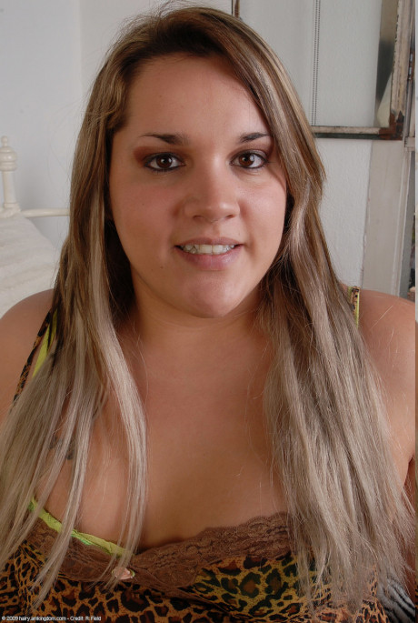 Chubby amateur Christina strips fully undressed & spreads her hairy vagina up close - #1451973