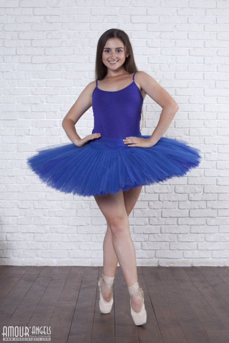 Young teen ballerina Sara gets totally nude in a confident fashion - #162096