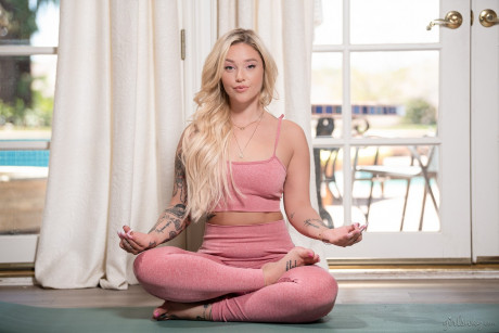 Three monstrous bottomed females do yoga in their workout clothes - #1242722