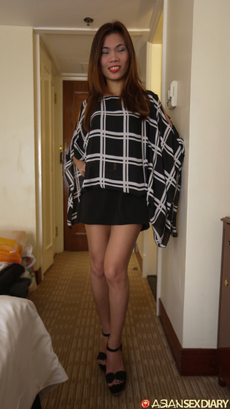 Slender oriental amateur Shane exposes her nice titties in a hotel room - #860689