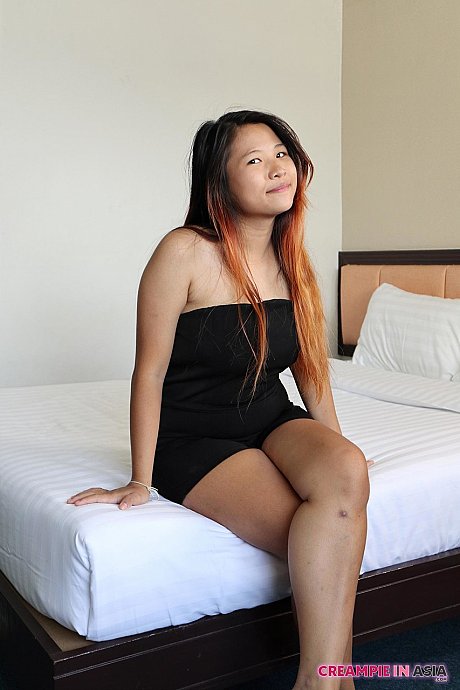 Sexy chinese newbie Bou strips to her underwear and displays her hot curves - Gallery #12205