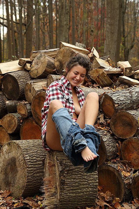 Curvy amateur lumberjill Daisy Haze strips & masturbates outdoors - Image 8 of 21  in Pussy category   featuring Daisy Haze 