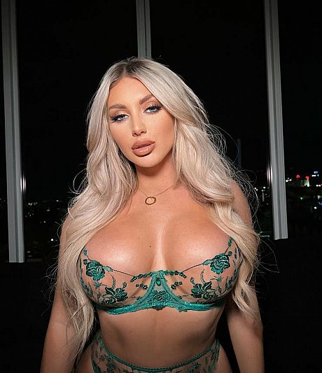 OnlyFans Kayley Gunner performed by Kayley Gunner Hot Photos - Image 10 of 10  in Outdoor category   featuring Kayley Gunner 