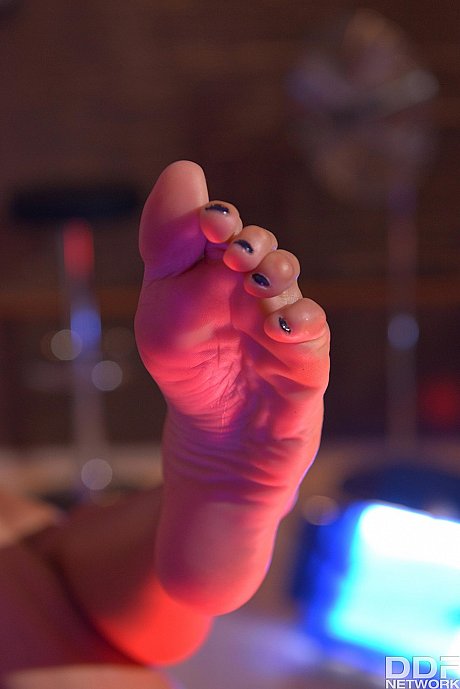 Smoking-hot stripper Cassie Del Isla likes warm sperm on feet after anal - Image 9 of 18  in Pussy category   featuring Cassie Del Isla 