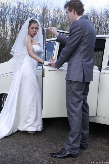 Stunning bride Donna Bell gets slammed by chauffeur in public on her wedding day - #689113