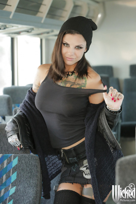 Milf pornstar babe with pretty tattoos Bonnie Rotten poses in boots