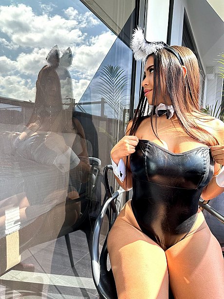 OnlyFans latina Sarah Lopez teasing with her fine curves and feet - Image 5 of 21  in Ass category  