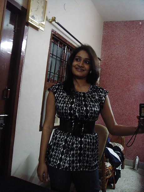 Indian solo lady gf chick sucks on the nipples of her gigantic naturals during self shots - Image 1 of 10  in Close Up category  