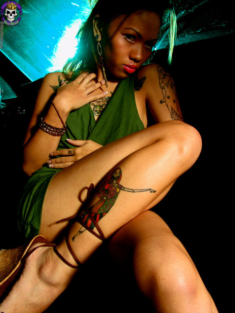 Dirty tattooed asian girl girlfriend girl strips strokes in car - #364007