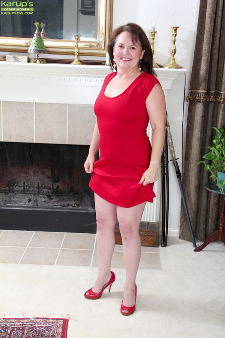 Old amateur Felicia Mcdonald doffs a red dress before parting her cunt lips - #218040