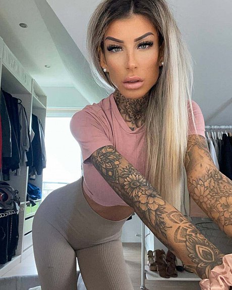 Inked glamour babe flashes her juicy boobs while showing off her tattoos - Gallery #6311