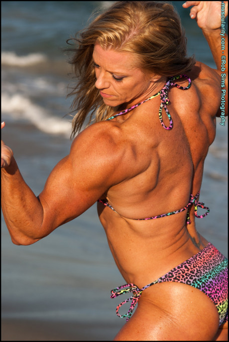 Bodybuilder Amy Bowen displays her ripped physique at the beach in a bikini - #1047315