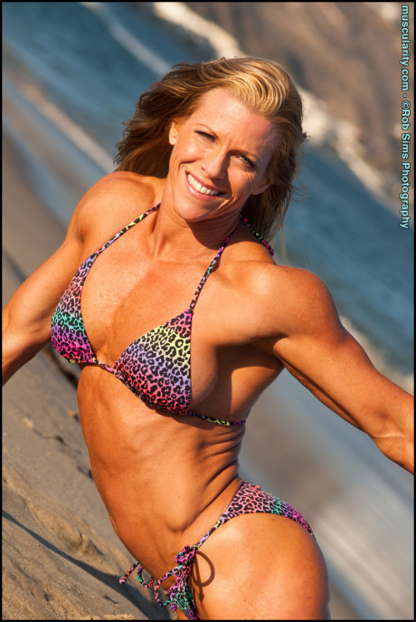 Bodybuilder Amy Bowen displays her ripped physique at the beach in a bikini - #1047322