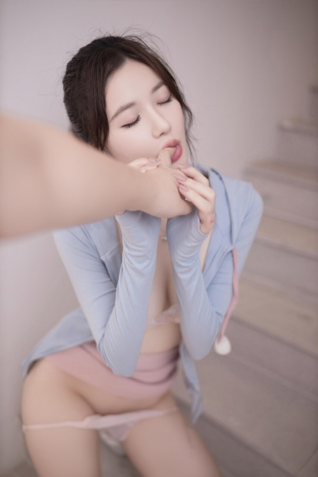 Skinny chinese babe removes her panties while showing off her charming legs - #1291649