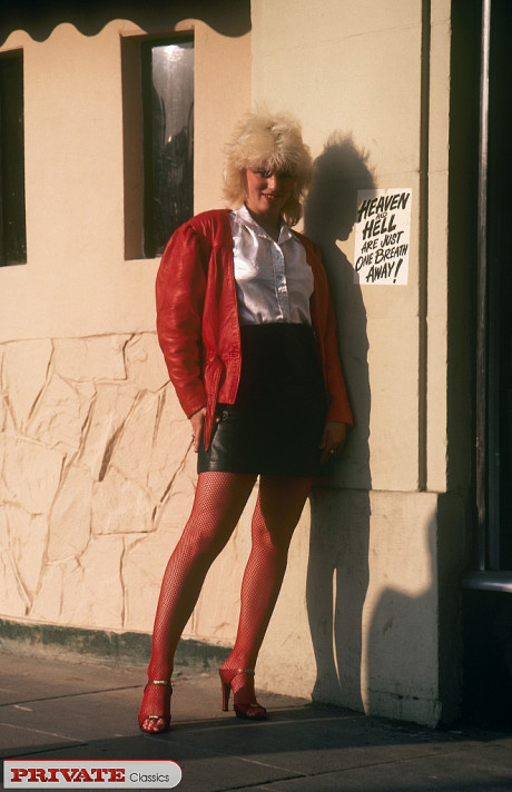 Yellow-haired pornstar from the 70s sucks off her dude and his business client too - #1482839