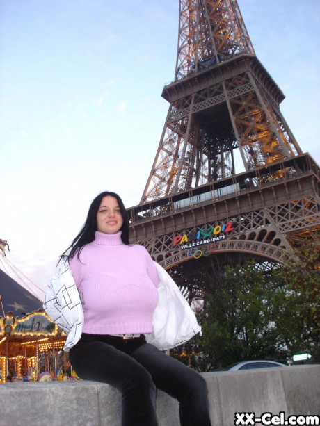 Amateur globetrotter Joana flashing her monstrous tits in public in Paris