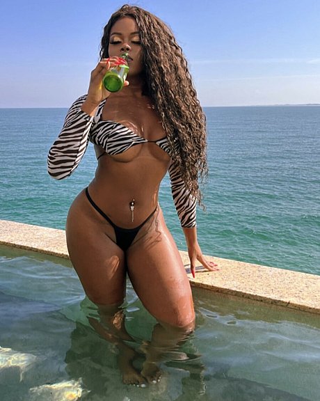 Amateur hispanic Luana flaunts her incredibly round bubble butt on the beach - Image 1 of 19  in Ass category   featuring Latina Luana 