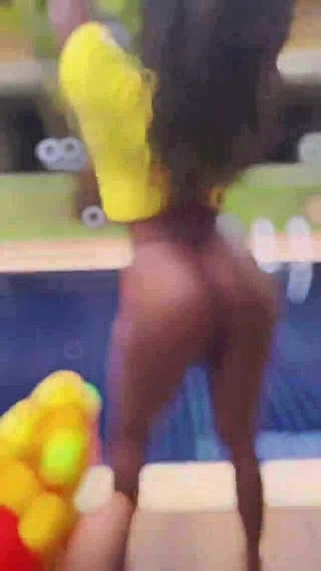 Amateur hispanic Luana flaunts her incredibly round bubble butt on the beach - Image 3 of 19  in Ass category   featuring Latina Luana 