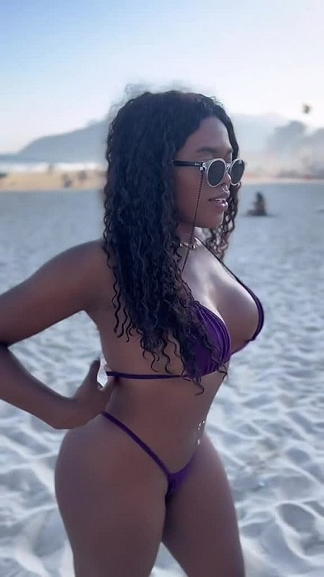 Amateur hispanic Luana flaunts her incredibly round bubble butt on the beach - Image 12 of 19  in Ass category   featuring Latina Luana 