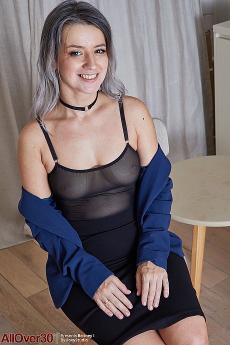 Hot MILF Britney I shows her massive behind and plays with her shaved pussy - Gallery #39182