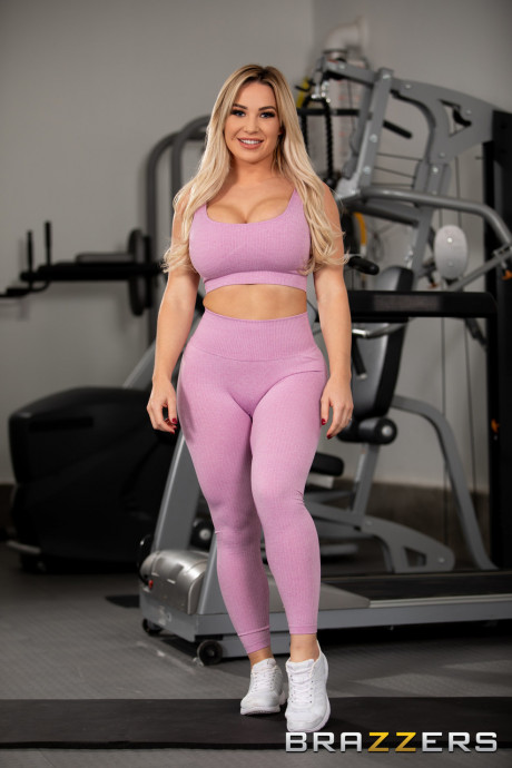 Yellow-haired fiance Amber Jade shows her enormous melons and giant behind in the gym - #792962
