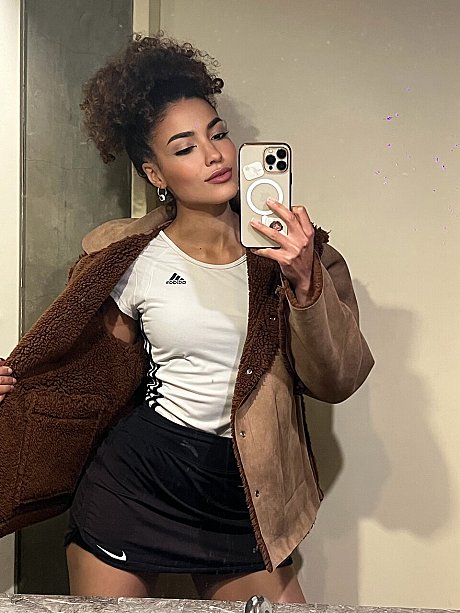 Pretty OnlyFans babe Samira Arab poses in her outdoor solo compilation - Image 3 of 16  in Babe category  