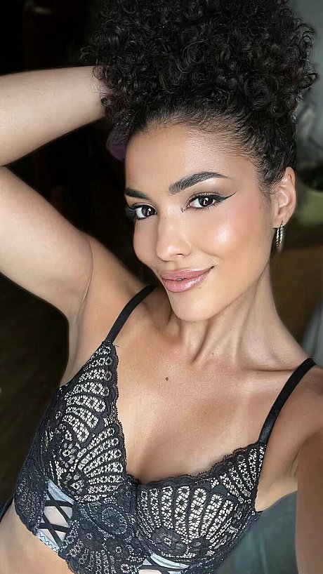 Pretty OnlyFans babe Samira Arab poses in her outdoor solo compilation - Image 11 of 16  in Babe category  