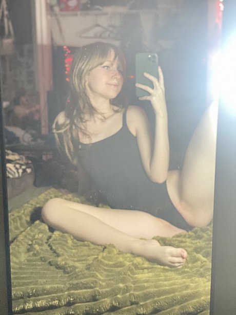 OnlyFans Teenzy Bella naked Images