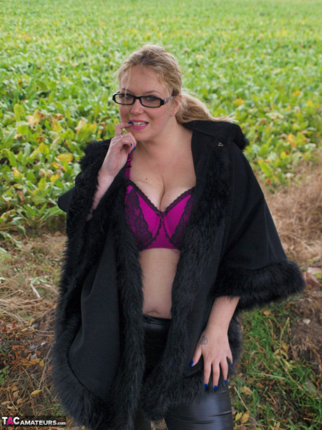 Blondie amateur Sindy Bust looses her massive tits near a farmer's field - #652001