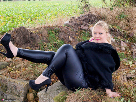 Blondie amateur Sindy Bust looses her massive tits near a farmer's field - #652002