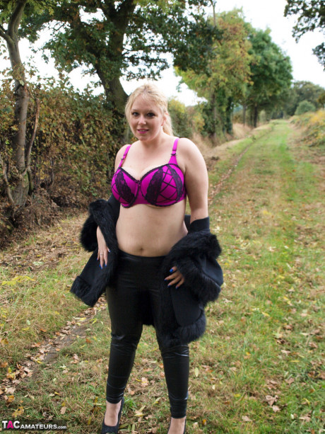 Blondie amateur Sindy Bust looses her massive tits near a farmer's field - #652003