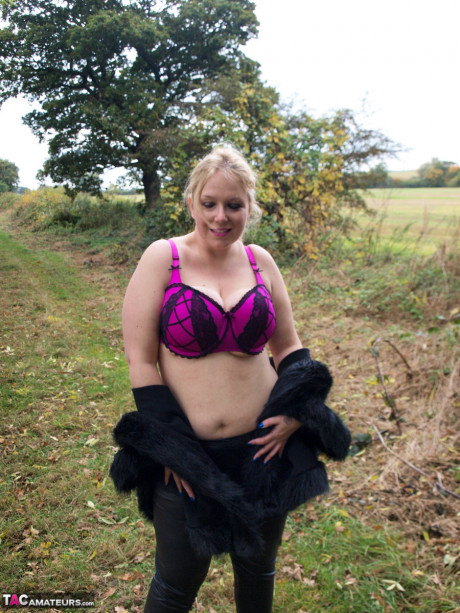 Blondie amateur Sindy Bust looses her massive tits near a farmer's field - #652004