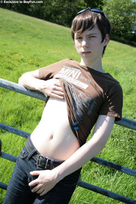 Skinny twink Matt Steel jerks his delicious meat until he ejaculates outdoors - #1230112