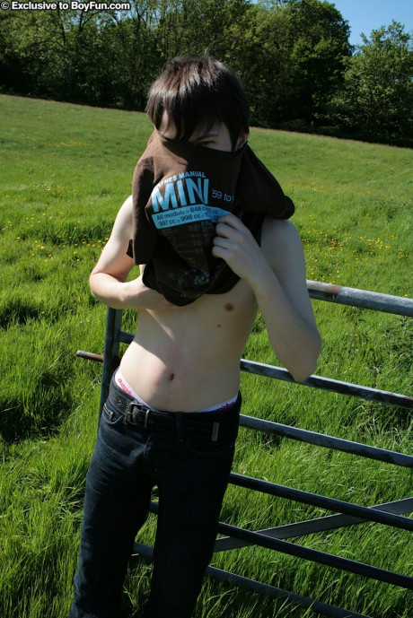Skinny twink Matt Steel jerks his delicious meat until he ejaculates outdoors