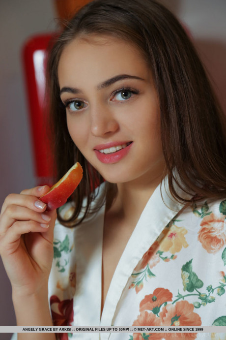 Attractive teen Angely Grace carves up an apple before posing totally naked - #1039880