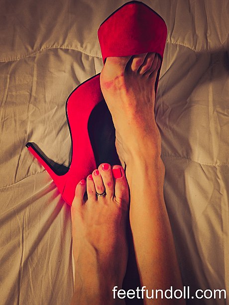 Brunette babe Lisa Dove takes off her high heels & shows off her charming toes - Image 2 of 15  in Legs category   featuring Lisa Dove 