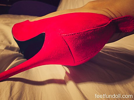 Brunette babe Lisa Dove takes off her high heels & shows off her charming toes - Image 11 of 15  in Legs category   featuring Lisa Dove 