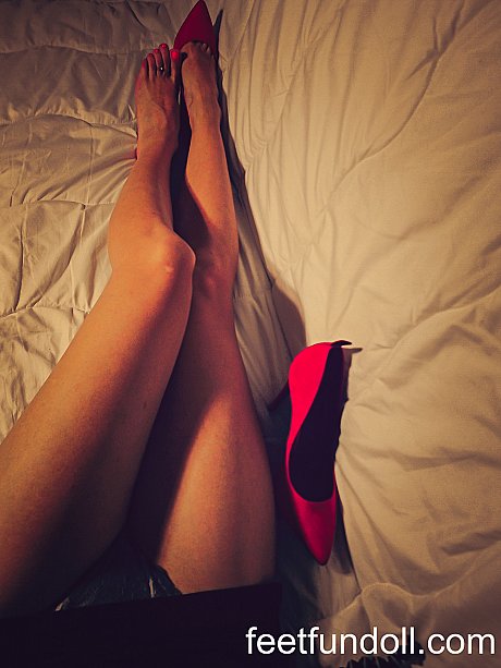 Brunette babe Lisa Dove takes off her high heels & shows off her charming toes - Image 12 of 15  in Legs category   featuring Lisa Dove 