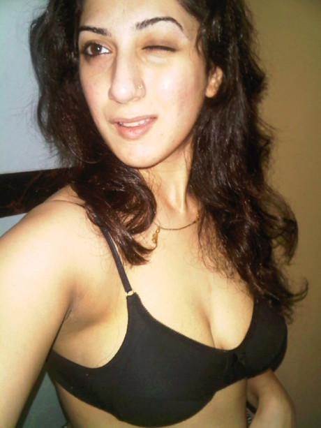 Indian solo lady gf broad takes self shots of her monstrous natural breasts - #991095