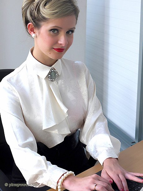 Pretty blonde secretary Elle Richie strips to leggings in vintage pinup porn - Image 1 of 17  in Legs category   featuring Elle Richie 
