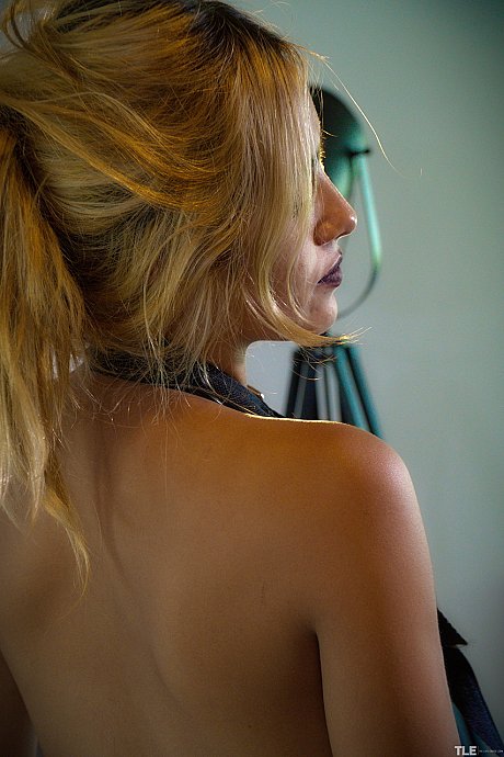 Blindfolded babe Clara S pulls balls from her cunt after getting uncuffed