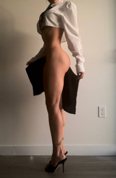 OnlyFans sweety Victoria Broshkina	shows off her perfect legs & massive behind