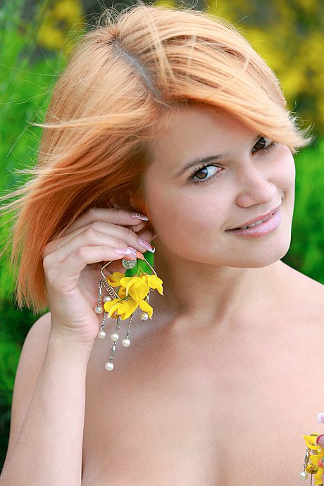 Naturally busty exhibitionist Violla A posing naked in the hills - Gallery #12781
