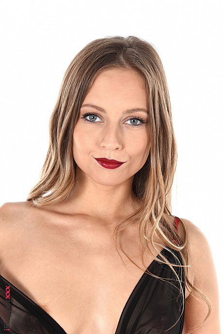 Beautiful girl GF girl Elis sports red lips while removing her lingerie to masturbate - Image 3 of 15  in Pussy category   featuring Elis 
