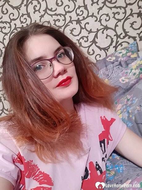 Curvy amateur shows off her large ass and her natural tits while taking nudes