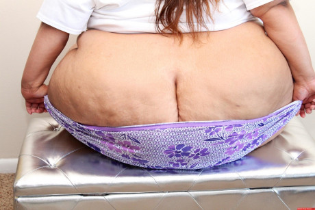 Amateur SSBBW Golden Bombshell slips undies over her behind crack