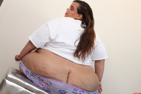 Amateur SSBBW Golden Bombshell slips undies over her behind crack - #1151295