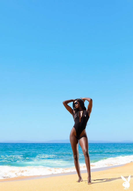 Glamorous French babe Naomi Nash exposes her sweet ebony curves on the beach - #1054674