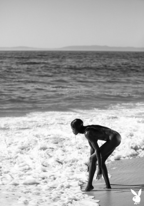 Glamorous French babe Naomi Nash exposes her sweet ebony curves on the beach - #1054680